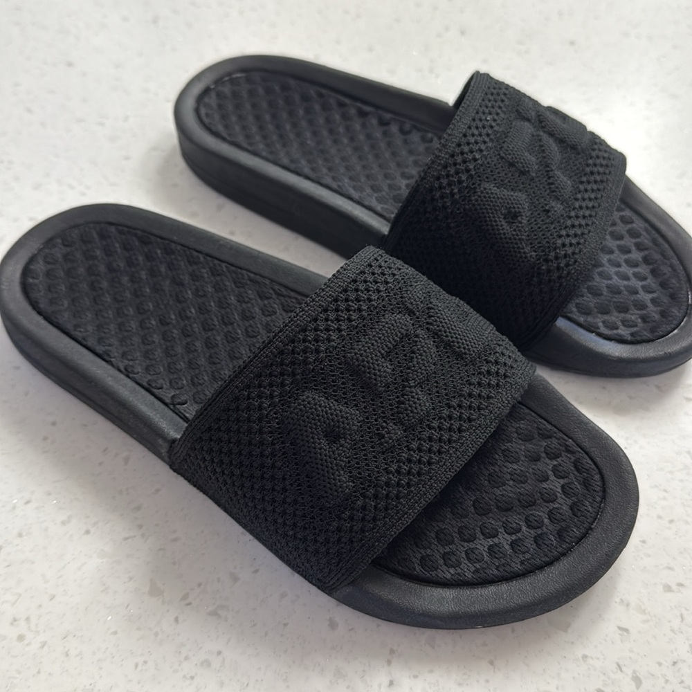 APL women’s techloom slide black - run very small, fit like a kids 3.5-4